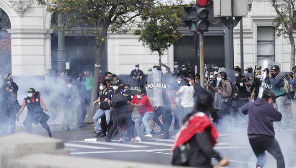 La Policía ha intervenido a algunas que protestan en el Cercado de Lima por causar disturbios. (Foto: Hugo Perez  / @photo.gec)
