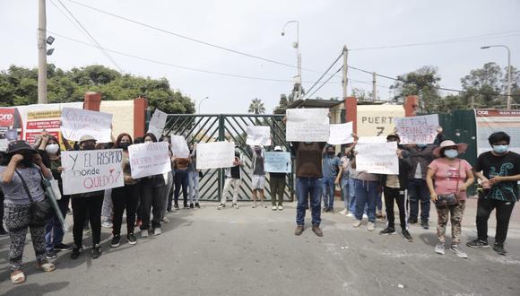 Jóvenes que rindieron examen para ingresar a la San Marcos protestan en los exteriores. Fotos: Cesar Campos/GEC