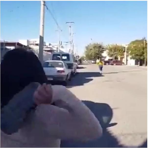 Enfurecida madre 'golpea' a su hijo por no respetar el toque de queda