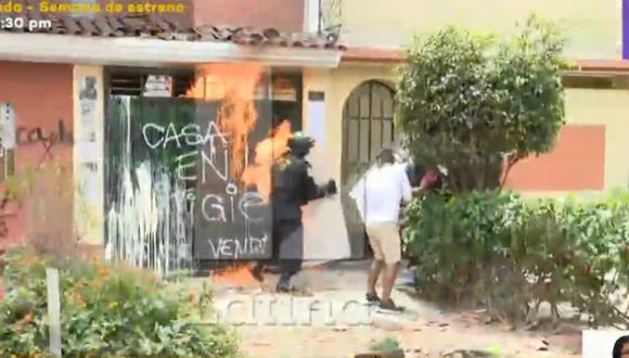 Violento desalojo se registró este miércoles en el distrito de Santiago de Surco. Foto: captura Latina