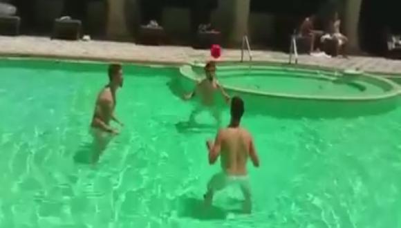 Real Madrid: Sergio Ramos se divierte en la piscina con Isco y Nacho [VIDEO]