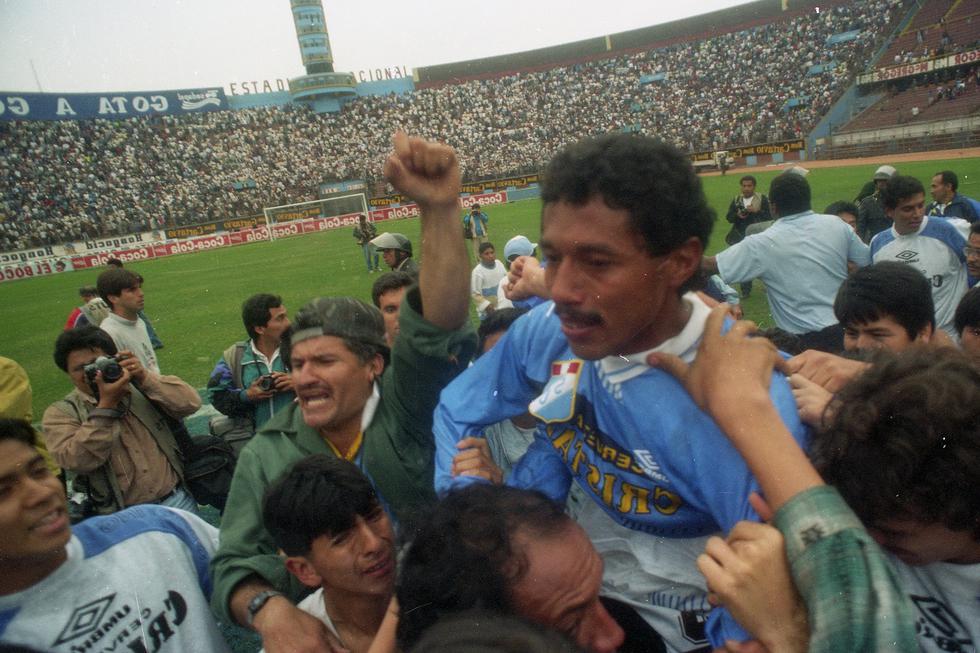 El año 1996, Sporting Cristal, bajo la conducción de Sergio Markarián, logra el campeonato y se convierte en el primer equipo tricampeón en el fútbol profesional peruano. Roberto Palacios tuvo una destacada actuación en el equipo durante los tres años en que se logró el tricampeonato, “El Chorri” ha defendido la camiseta de Cristal en 13 temporadas. (Foto GEC Archivo Histórico)