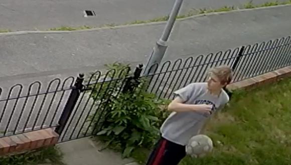 El joven pasó por un desafortunado momento luego que su celular ‘volara’ de su mano por haber impactado con la pelota de fútbol. (Foto: ViralHog / YouTube)