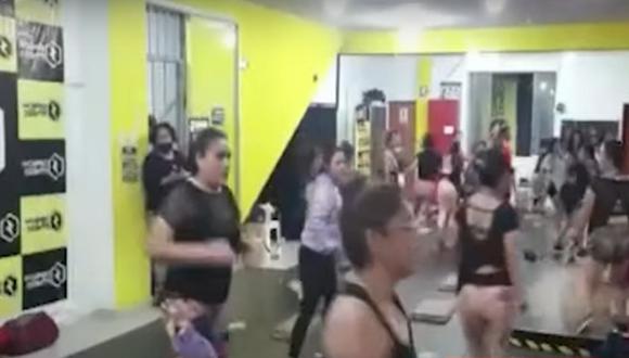Delincuentes armados asaltaron a mujeres durante su clase de aeróbicos en Villa El Salvador. Foto: captura