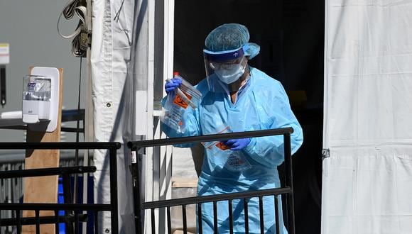 Un trabajador médico sale de una tienda de pruebas de coronavirus, COVID-19, en el Brooklyn Hospital Center, en la ciudad de Nueva York. (Foto: AFP)