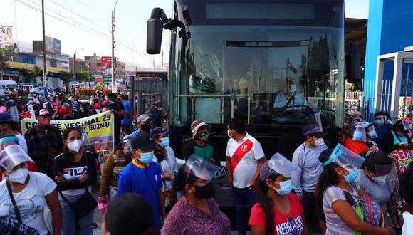 Protesta bloquea vía exclusiva en estación Naranjal del Metropolitano en Independencia. (Foto: Hugo Curotto / @photo.gec)