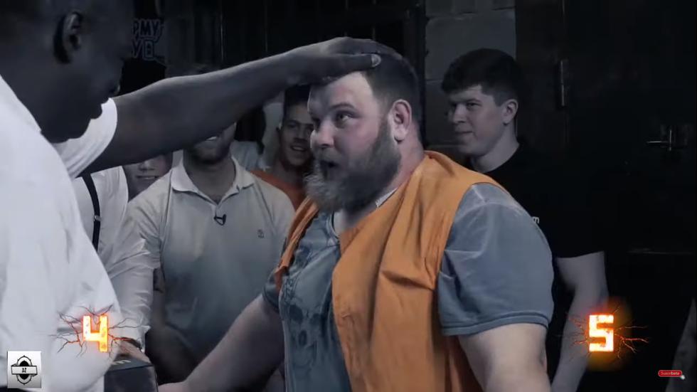 Vasily Kamotsky, campeón mundial de cachetazos, tuvo duro rival en el brasileño Black Papa en una cárcel de Rusia (Captura: Youtube)