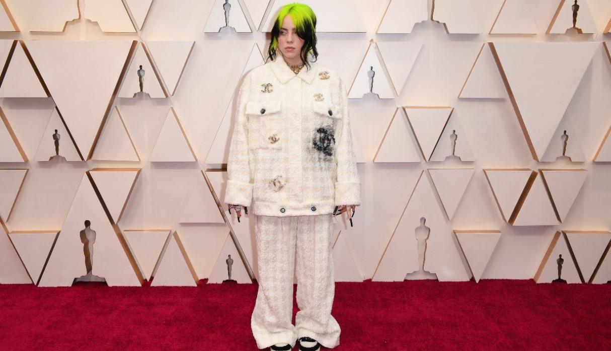 Billie Eilish en la alfombra roja de los premios Oscar 2020. (Foto: AFP)