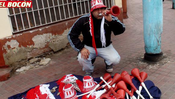 Gorros, camisetas y vuvuzelas salen como pan caliente en Córdoba