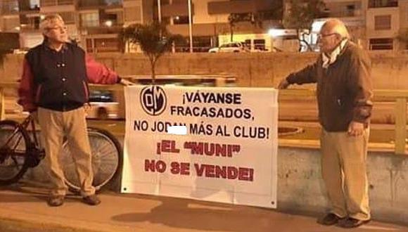 Liga 1: La emotiva protesta de dos ancianos hinchas de Deportivo Municipal contra Renzo Reggiardo | FOTO