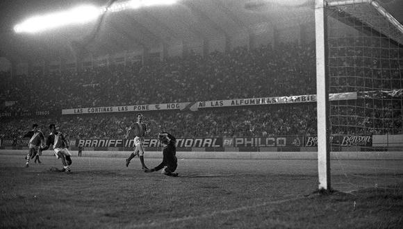 La noche del 7 de enero de 1971, un elenco formado por jugadores de Alianza Lima y Deportivo Municipal enfrentó al poderoso Bayer Múnich en el Estadio Nacional de Lima. El reciente campeón alemán vino al país con estrellas como Franz Beckenbauer, Gerd Müller y Sepp Maier. (Foto: GEC Archivo Histórico)