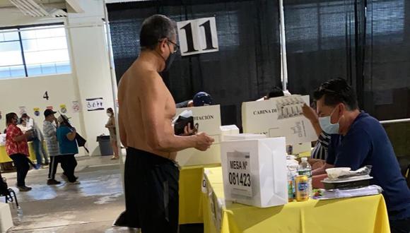 Un ciudadano peruano en España no dudó ni un minuto y se quitó la camiseta de la selección peruana solo para ejercer su voto.