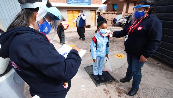 Menor ingresando a su escuela en Cusco. (Foto archivo GEC)