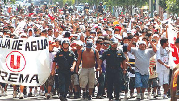 Barristas cremas exigen a directiva de la U presionen a la Policía y Alianza Lima por banderolas en manos de Comando Sur