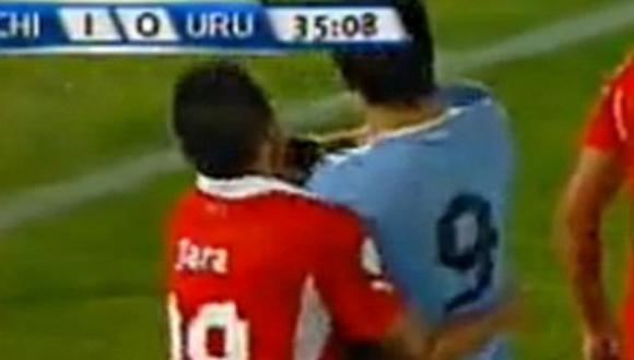 Mira el terrible golpe de Luis Suárez a jugador chileno [VIDEO] 