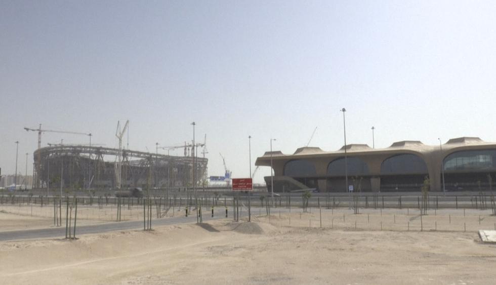 La agencia AFP presenció que las obras de construcción del estadio Lusail, donde se jugará la final del Mundial Qatar 2022, continúan en medio de la pandemia. (Captura: AFP TV)