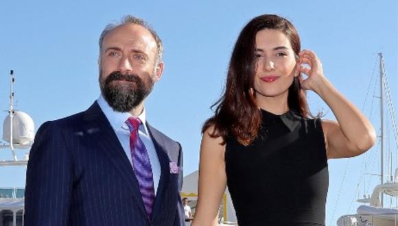 Berguzar Korel junto a su esposo, el actor Halit Ergenç. (Foto: AFP)