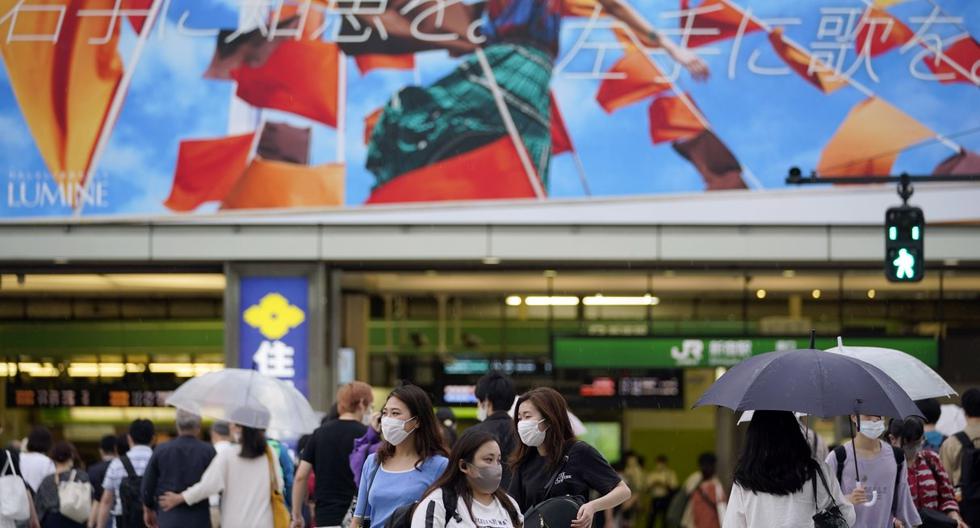 Imagen referencial. Los peatones con mascarillas cruzan una calle antes de la estación de Shinjuku en Tokio, Japón, el 10 de julio de 2020. (EFE/EPA/FRANCK ROBICHON).