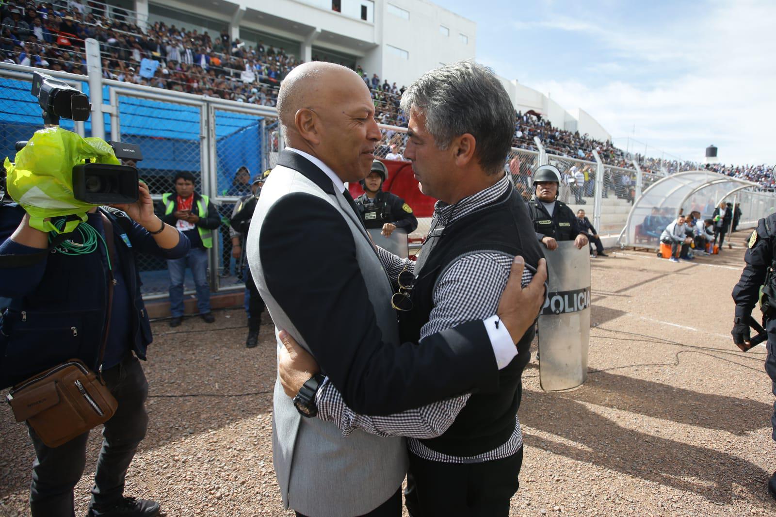 El abrazo de Roberto Mosquera y Pablo Bengoechea. (Foto: Jesús Saucedo / GEC)