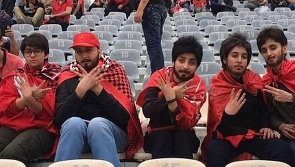 Mujeres se pusieron barbas falsas para poder ver un partido de fútbol en Irán 