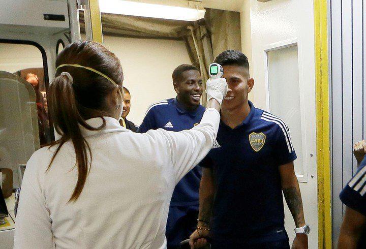 Jorman Campuzano pasando el control por coronavirus. (Foto: Prensa Boca)