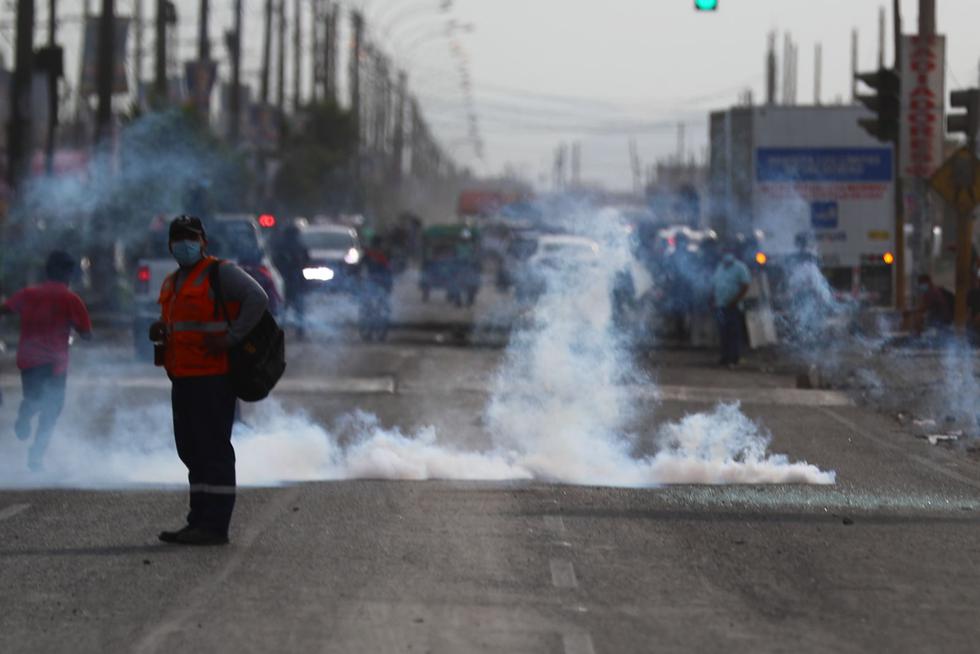 En el contexto del paro nacional de los transportistas de carga, los agentes de la Policía Nacional procedieron a despejar a los manifestantes que se ubicaron en el kilómetro 15 de la Carretera Central, a la altura de Ate. (Foto: Hugo Curotto / @photo.gec)