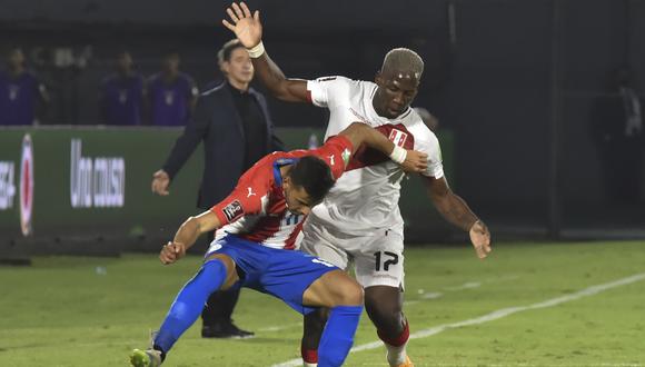Ángel Romero y Luis Advíncula en el Perú vs. Paraguay, partido que cerró 2-2. (Foto: AFP)
