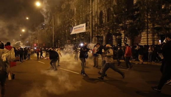 Los enfrentamientos entre la Policía y los manifestantes ocurrieron en el cruce de las avenidas Nicolás de Piérola y Abancay. (GEC)