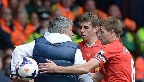 José Mourinho le esconde la pelota a Steven Gerrard [VIDEO]