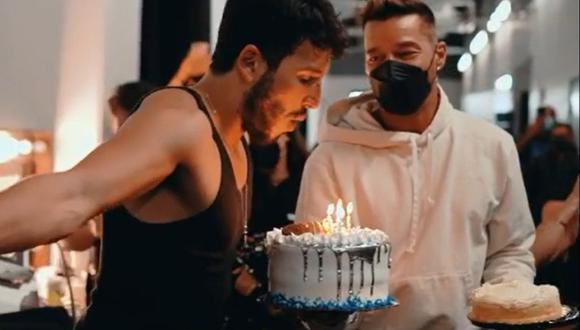  Sebastián Yatra recibió tortazo en la cara mientras celebraba su cumpleaños con Ricky Martin
