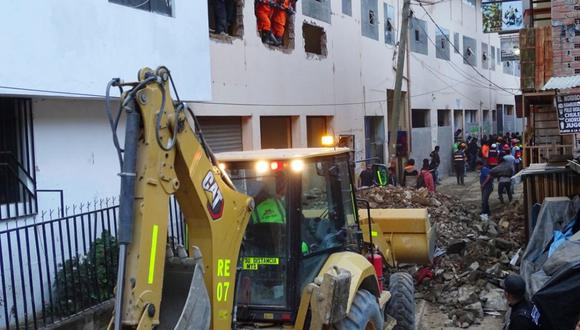 Maquinaria pesada realizada el retiro de escombros para rescatar a las personas que habría sido halladas dentro de mercado de Retamas tras deslizamiento. (Foto: GEC)
