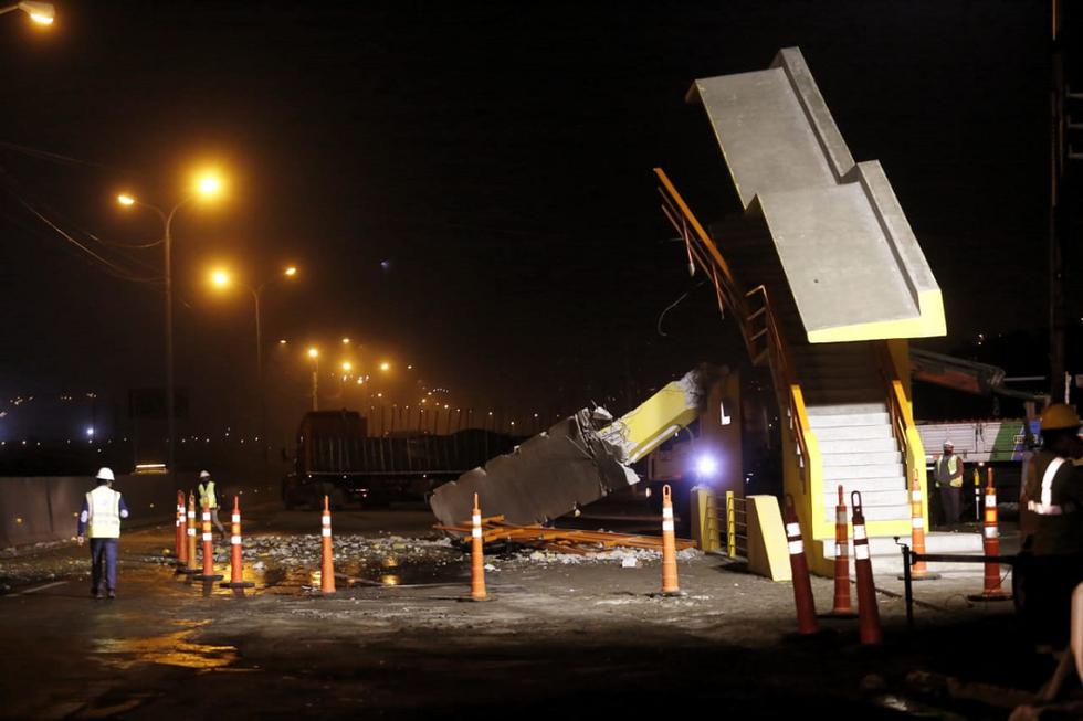 Un tráiler destruyó las bases del puente peatonal que cruza la Panamericana Norte a la altura del kilómetro 41, en el distrito de Ancón. El suceso ocurrió la noche del lunes. (Foto: César Grados/@photo.gec)