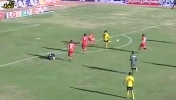 Futbolista prefiere botar la pelota antes que meter gol [VIDEO]