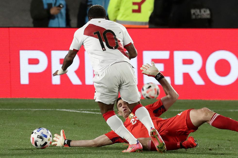 El 14 de octubre del 2021, Jefferson Farfán alcanzó los 100 partidos con la selección peruana en el duelo contra la selección argentina por las Eliminatorias para el Mundial de Qatar 2022. (Foto AFP)