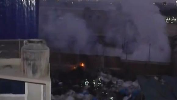 El fuego arrasó con material de plástico almacenado en el depósito ubicado den Comas. (Foto: Captura América Noticias)
