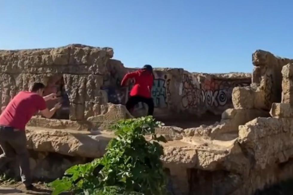 Se viralizó en Facebook el truco de una joven que demostró que no es necesario contar con un drone para realizar tomas espectaculares. (Foto: Captura)