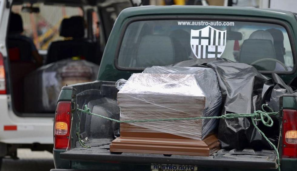 Coffins are transported into a cemetery on trucks, in Guayaquil, Ecuador on April 1, 2020. - Residents of Guayaquil, in Ecuador's southwest, express outrage over the way the government has responded to the numerous deaths related to the novel coronavirus, COVID-19, saying there are many more deaths than are being reported and that bodies are being left in homes for days without being picked up. Ecuador marked its highest daily increase in deaths and new cases of coronavirus on Sunday, with the total reaching 14 dead and 789 infected, authorities had said. (Photo by Marcos Pin / AFP)