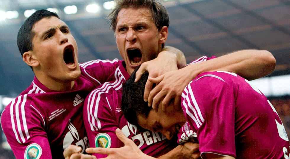 ¡'Foca' Farfán se alza con la Copa de Alemania!