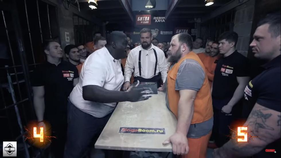 Vasily Kamotsky, campeón mundial de cachetazos, tuvo duro rival en el brasileño Black Papa en una cárcel de Rusia (Captura: Youtube)