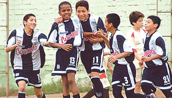 Alianza Lima goleó 7-0 a Universitario 1  y está a un paso de llevarse la Copa Confraternidad