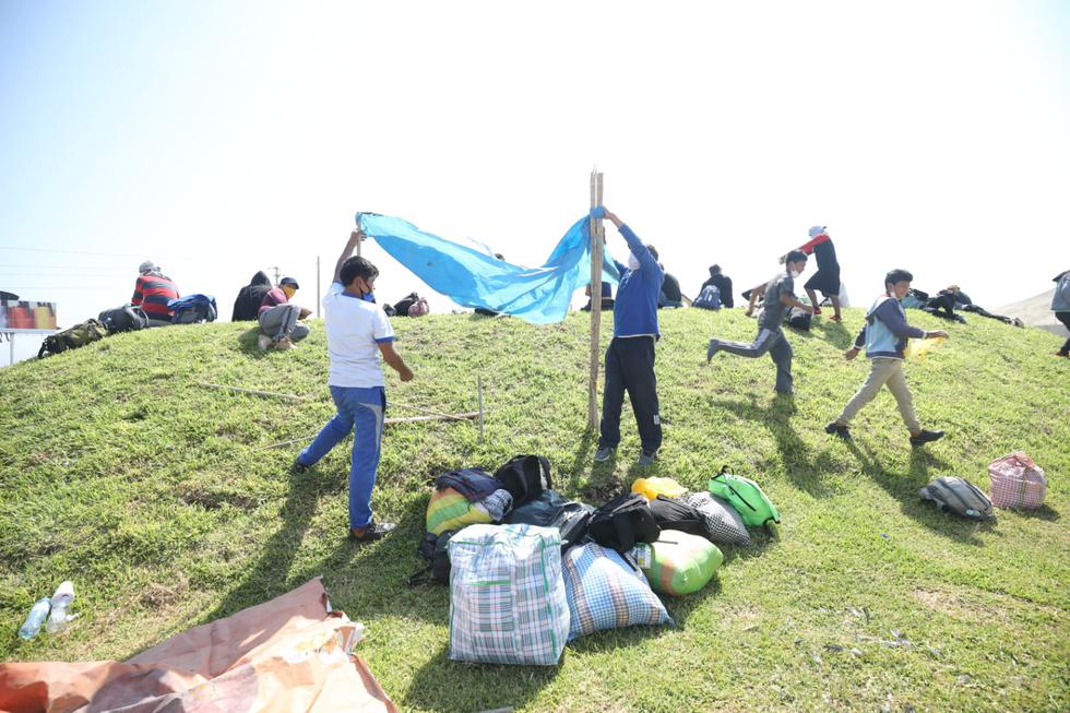 Cusco: decena de pobladores caminan por la Panamericana Sur para llegar a la Ciudad Imperial. Foto: Britanie Arroyo / GEC