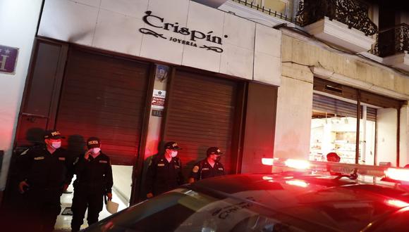 Policía Nacional afirmó que acudió de inmediato tras ser avisados del asalto a la joyería Crispin ubicada en Jirón de la Unión. (Foto: Hugo Pérez / @photo.gec)