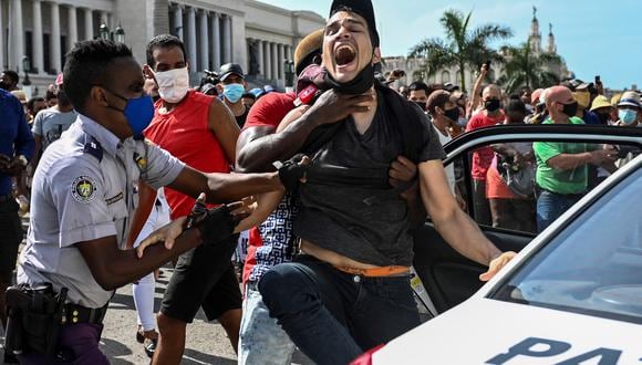 Reporta represión policiaca y detenciones tras protestas en las calles de Cuba. Conoce aquí las razones de las manifestaciones. (Photo by YAMIL LAGE / AFP)