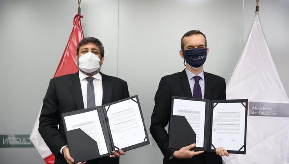 El convenio de cooperación interinstitucional fue firmado por el ministro de Educación, Ricardo Cuenca, y el embajador de Francia en el Perú, Marc Giacomini. (Foto: Embajada de Francia en el Perú)