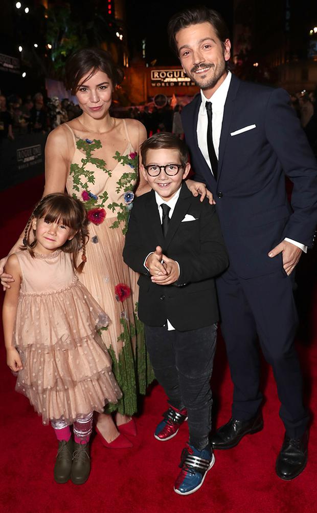 Camila Sodi junto a Diego Luna y sus dos hijos. (Foto: Hola México)