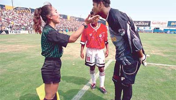 Anita Pérez fue juez de línea al igual que su esposo Winston Reátegui, pero jura que ella nunca se equivocó como él.