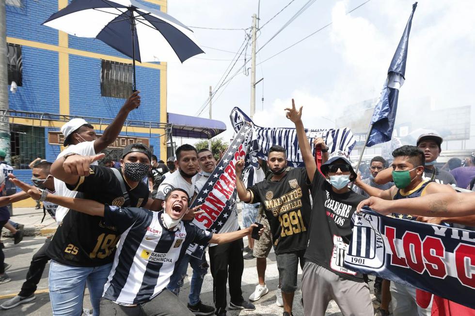 Hinchas blanquiazules llegaron en masa hasta los alrededores del estadio Alejandro Villanueva, en La Victoria, para realizar un banderazo en la previa del Alianza Lima vs. Cusco FC. (Foto: Andrés Paredes / GEC)