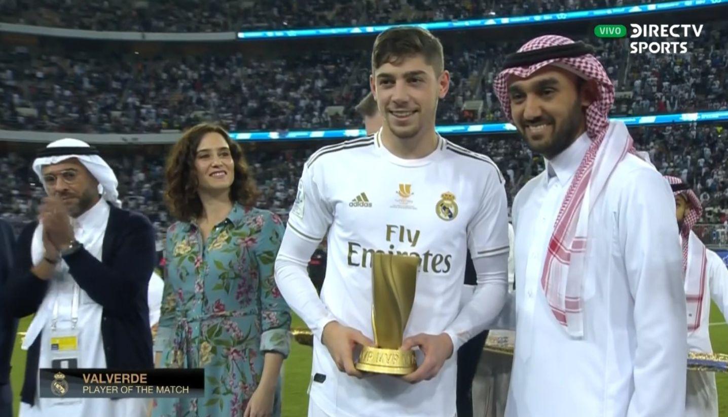 Federico Valverde recibiendo el premio a mejor jugador de la final entre Real Madrid y Atlético por la Supercopa 2020. (Captura: DirecTV Sports)