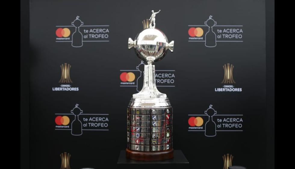 Así luce en Lima el trofeo de la Copa Libertadores. (Foto: Violeta Ayasta / GEC)