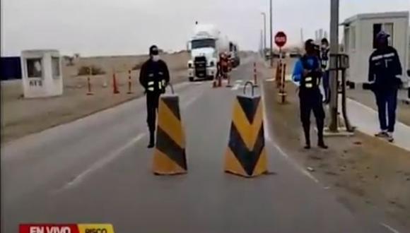 La Municipalidad Distrital de Paracas ha colocado pilotes de cemento en la entrada de la planta de gas. (Captura de video)